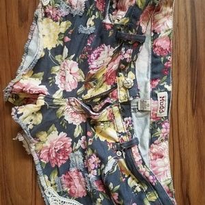*End of summer sale*Mudd juniors floral shorts